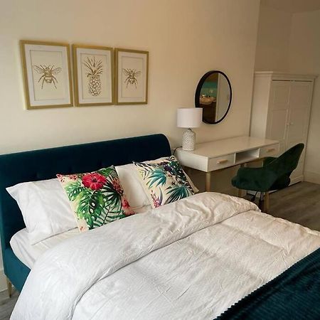 Stunning And Spacious 2Bed Flat In Central Woking Buitenkant foto