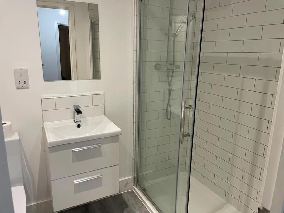 Stunning And Spacious 2Bed Flat In Central Woking Buitenkant foto