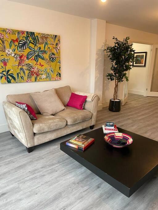 Stunning And Spacious 2Bed Flat In Central Woking Buitenkant foto