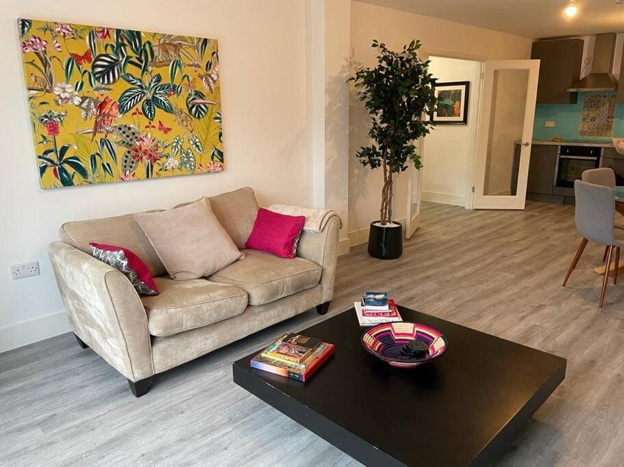 Stunning And Spacious 2Bed Flat In Central Woking Buitenkant foto